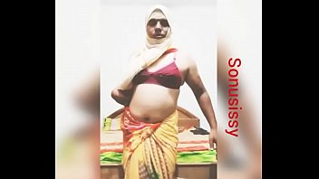 Sonusissy navel show in saree