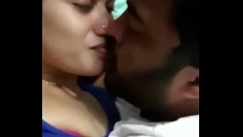 Srilankan Actress Queenpiumi Kissing