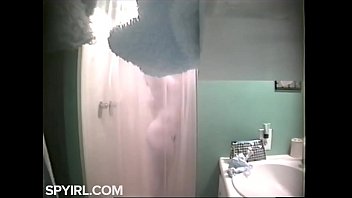 Great Body Woman in Shower-Hidden Cam Clip