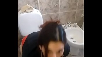 mí Hermanita en el baño haciendo popo
