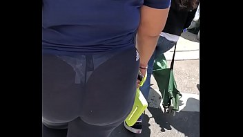Mujer en leggins Adidas transparentes con tanga blanca