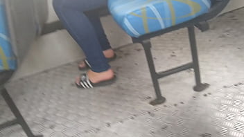Flagras novinha loirinha com chinelo slide Adidas no ônibus