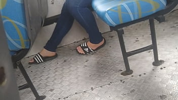 Flagras novinha loirinha com chinelo slide Adidas no ônibus 2