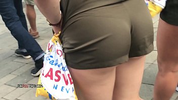 CANDID BOOTY SHORT JIGGLY