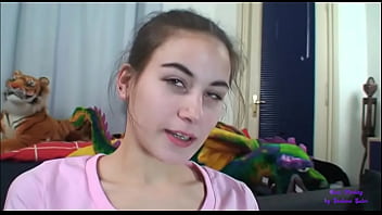 La giovane ragazza accetta di girare un video porno per la prima volta