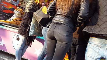 Candid perfect bubble butt in black jeans