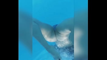 Sexy Lizbeth Rodríguez nadando
