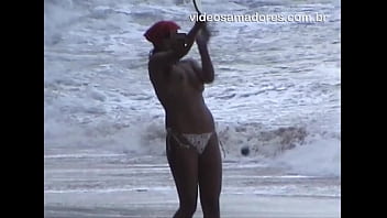 Garotas de topless se divertem jogando frescobol na praia do Eden - Guarujá